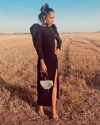 En este caso, rocío osorno lleva un vestido súper auténtico y de inspiración flamenca al que añade, además, la tendencia del negro en siempre parece que cuando nos invitan a una boda pensamos automáticamente: Los Mejores Looks De Invitada Estuvieron En La Boda De Rocio Osorno