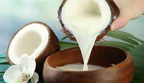 جربت غسل شعرك بحليب جوز الهند افعلي ذلك واستمتعي بفوائده الرائعة مجلة سيدات الامارات