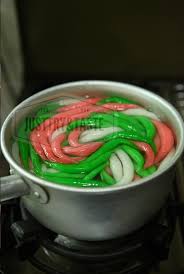 Cenil sendiri sebenarnya merupakan kue basah yang terbuat dari tepung kanji. Resep Cenil Dengan Saus Kinca Gula Jawa Just Try Taste