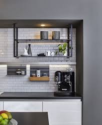 Moderne Kuchenzeile Mit Hangeregal Trackbyvolumek Track Volumek Deckenregal Hangeregal Regal Regalsys Kuchendesign Modern Kuchen Design Wandschrank Kuche