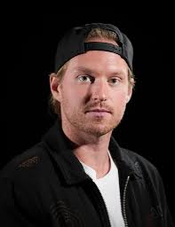 Sandy stuns at the NHL European Player Media Tour in Milan. #ALLCAPS