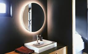 Die lichtspiegel bei denen die beleuchtung integriert ist bieten rund um den spiegel praktisches licht. Badspiegel Welche Befestigungshohe Ist Optimal Badratgeber Com