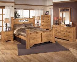 Optional 5 drawer chest and additional nightstand available. Bittersweet 4 Piece Poster Bedroom Set In Pine Grain