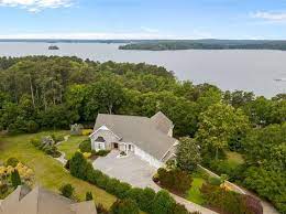 There are typically 510 lake homes for sale on lake hartwell at any given time. Lake Hartwell Waterfront Anderson Real Estate 24 Homes For Sale Zillow