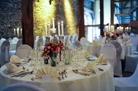 Il faudra décider qui asseoir à votre table, qui placer à côté de qui. Comment Placer Les Tables Et Reussir Le Plan De Table D Un Mariage