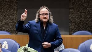 Dat hij héél blij is dat „we met zijn allen door voordat ze in september 2018 aangifte tegen dion graus doet, appt ze ook met beveiliger henn. Bp8fnqbu2h0mwm