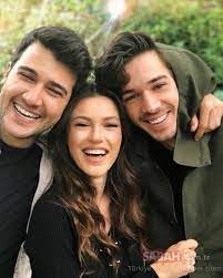13 yaşında kameralarla tanışan yüsra geyik ilk olarak hayat bilgisi dizisinde rol almıştır. Arka Sokaklar Da Sezon Finali Oncesi Zelis Soku Zelis Karakterini Canlandiran Yusra Geyik Diziden Ayrildi Mi Medya Haberleri