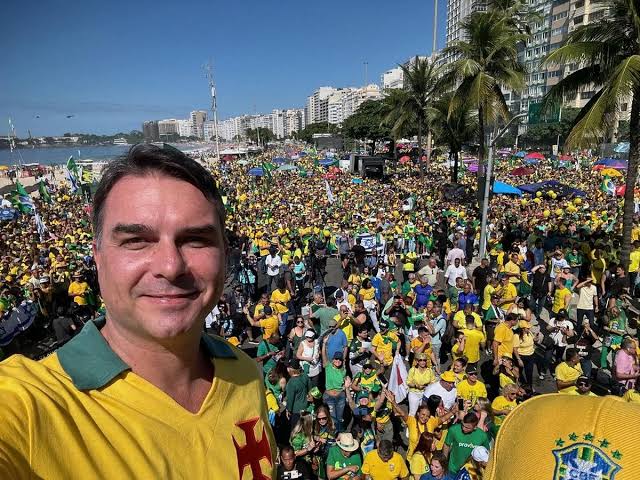 Flávio escolhe Praia de Copacabana para estreia da campanha e resgata modelo de atos de Bolsonaro