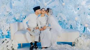 Gaya menarik ahli keluarga emma maembong yang mempunyai tujuh adik beradik perempuan di hari raya. Isu Gambar Kahwin Emma Maembong Tular Gara Gara Adiknya Chacha Maembong Dicium Suami Oh Media