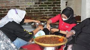Rendang berasal dari kata 'marandang' yaitu ialah proses memasak untuk menghilangkan air. Warga Agam Kirimkan 500 Kilogram Rendang Untuk Perantau Terkena Kebijakan Ppkm Di Jabodetabek Tribun Padang