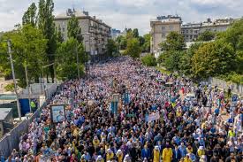 На крестный ход украинской православной церкви московского патриархата в киеве, по предварительным данным, собралось более 20 тыс. E8pdfm5yfsqxzm
