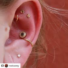 I Have Finally Found The Perfect Piercing Setup For My Left Ear Conch Tragus Rook Gold Deephelix Doubleconch Rook Earring Ear Jewelry Cute Ear Piercings
