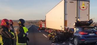 La dinamica di quanto accaduto non è ancora nota, ma ci sarebbe almeno un ferito in condizioni serie. Incidente A14 Notizie Da Abruzzo24ore