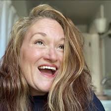 What are the best hotel options and transportation methods for Grandma's  Marathon in Duluth?