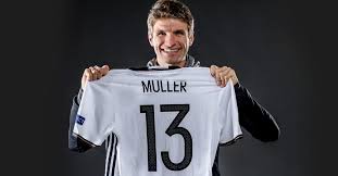 Thomas müller geht nach dem spiel neben maskottchen paule enttäuscht über den platz. Von Weltmeister Thomas Muller Signiertes Dfb Trikot