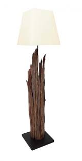 grof houten vloerlamp maori met donkere voet en wit beige kap van mokana enschede vloerlamp lampen met houten voet lampen met hout