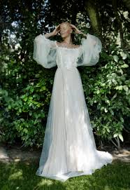 Nelle collezioni bridal 2021 non mancano abiti dallo stile minimal caratterizzati da pochi raffinati dettagli di pura eleganza. Abiti Da Sposa 2021 Le 5 Tendenze Tra Cui Scegliere Io Donna