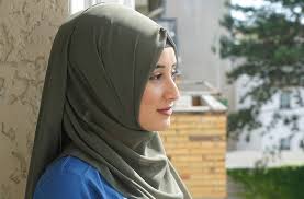 Das österreichische parlament hat ein kopftuchverbot für grundschulkinder beschlossen. Leben Mit Hijab Mein Stuck Stoff Mode Design Faz