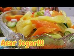 Yuk simak resep acar timun wortel tersebut di sini. Cara Membuat Acar Mentah Segar Youtube
