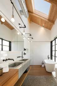 Auch Ein Bad Mit Dachschrage Eignet Sich Perfekt Fur Eine Holz Decke Bad Mit Dachschrage Modernes Badezimmerdesign Badezimmer Gestalten