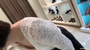 街拍CD】 鞋店偷拍，超美短发萝莉萌妹，拼了命也想偷拍别人葡萄，女的看鞋不停地弯腰低头，领口很大！ - SOPORN.COM