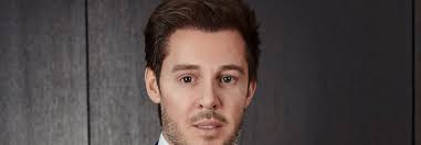 De metgezel van de vrouw en de bestuurder van het landbouwvoertuig. Bart Versluys Supports The Worldwide Growth Of Zora Bots And Becomes A New Shareholder Press Release Zorabots