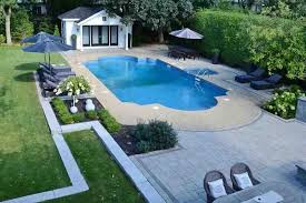 Si vous vivez dans une région où les températures sont très agréables durant certaines saisons, il est possible que vous envisagiez de faire construire une piscine. Quel Est Le Meilleur Revetement Autour D Une Piscine