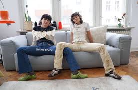 Student ist kein beruf, entspricht aber grammatisch einem beruf. Projekt Gegen Mannliche Dominanz Zwei Studentinnen Kampfen Mit Witz Gegen Manspreading Panorama Stuttgarter Zeitung