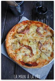 Pizza Maison A Base De Sauce Tomates Jambon Cru Pommes De Terre Reblochon Et Origan Pizza Savoyarde Recettes De Cuisine Reblochon