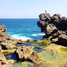Jika berkunjung kelokasi ini, wisatawan tidak hanya dapat melihat pantai saja. Keunggulan Pantai Ini Adalah Laguna Alaminya Yang Cantik Liburmulu Com