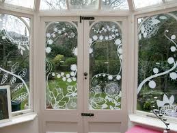 Ziehe die linien nach und achte darauf, nichts mit dem arm zu verwischen. Die Fensterdekoration Mit Kreidemarkern Liegt Im Trend Tipps Amp Vorlagen Gestalten Sie Mit Diesen Tipps Und Vorla Fenster Kunst Fensterdeko Kreide