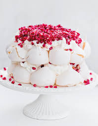 Tort Bezowy Pavlova Z Granatami Pavlova Dessert Pavlova Cake Desserts