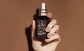 It works night and day to help skin maximize its overall natural rhythm. Estee Lauder Advanced Night Repair Das Beliebte Serum