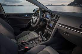 Is the 2020 volkswagen golf mk8 the better looking car? Vw Golf 7 Vs Vw T Roc 2017 Kompakt Und Tief Gegen Suv Und Hoch Meinauto De