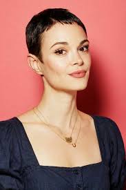 Il suffit d'apporter du volume à la racine avec par exemple, une grande et large mèche volumineuse ; Coupe Cheveux Court Femme Couleur Gallery Physique Auto