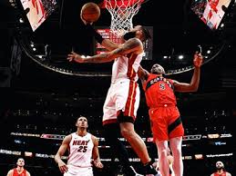 都是冲刺好手！田径名将吴艳妮为F1冲刺赛前三名颁奖_24直播网