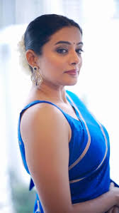 Hopping onto this trend , MUAH : @pradeep_makeup @shobhahawale , Draping :  @thivyan.jayareuben , Videography @tag_that_praveen , Wearing :  @sumangal.banaras x @pixelpulse_19 , Jewelry : ...