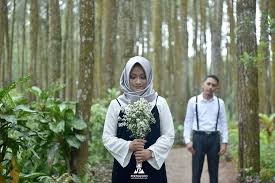 Prewedding tangerang , foto couple, foto indoor, outdoor, fotobooth, video. Fotografer Pernikahan Wedding Yogyakarta Indonesia Foto Prewedding Outdoor Muslim Hijab Simple