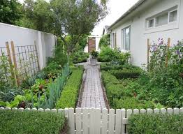 Garden Visit Julie S Soothing Green And White Palette In Cape Town Gardenista Vegetable Garden Trellis Garden Visits Potager Garden