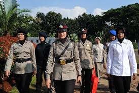 Negara kanada, jerman, dan denmark yang mayoritas non muslim juga sudah memperbolehkan seragam berjilbab bagi polwan (prambadi dan saqina, edisi 8 juni 2013). Polwan Yang Penting Sosialisasi Dulu Soal Jilbab Baru Pengadaan Republika Online