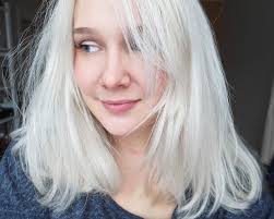 Le Blond Presque Blanc Mes Conseils Pour Une Decoloration A La Maison Les Folies De Cecy Blog Beaute Tendances Maquillage Et Coiffure Decoloration Blond Decoloration Cheveux Maison Coupe De Cheveux Rock