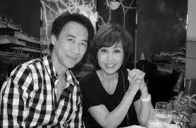 Và những nghệ sĩ trẻ tuổi nghề hơn, thành danh ở hải ngoại vẫn tìm cách trở về quê hương hoạt động nghệ thuật như ca sĩ quang lê, phi nhung, tóc tiên, dương triệu vũ; Khanh Ha Háº¡nh Phuc Vá»›i To Cháº¥n Phong Vietnamnet