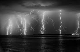 La photo haute résolution gratuite de la nature, nuage, noir et blanc, ciel, texture, pluie, vue, atmosphère, foncé, météo, orage, cumulus, monochrome, des. L Extreme En Video Le Mystere De La Foudre En Boule Resolu