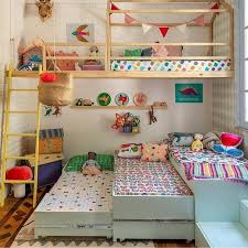 Mendesain kamar tidur sempit tidak hanya membuat desain interior untuk menghemat ruang tetapi juga mengkombinasikan gaya dekorasi dengan luas ruangan sehingga menghasilkan keseimbangan dan keindahan. Inilah Desain Kamar Anak Kembar Yang Lucu Dan Unik Homeshabby Com Design Home Plans Home Decorating And Interior Design