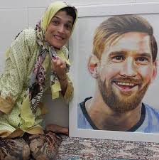 فاطمه خانوم حمامي دختر هنرمندي كه با وجود معلوليت با پاهايش نقاشي هايي به  اين زيبايي مي كشد