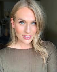 Mad respect to all the ladies out there trying to grow their hair out  🙌🏻#thestruggleisreal. I've been letting mine grow for what feels like  ettttternity and it JUST got to the point