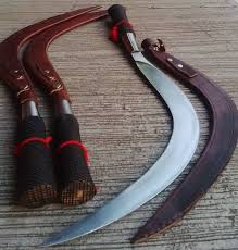 Rencong mempunyai bentuk seperti huruf l atau angka &. 7 Senjata Tradisional Indonesia Jadi Warisan Budaya