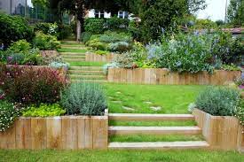 comment avoir un joli jardin en pente jolies idees en photos et conseils pour l amenagement archzine fr amenagement jardin en pente joli jardin jardin en pente