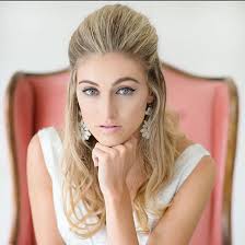 A round face can be described as having the same facial features and shape as a square face, but with less angular cuts or softer edges. 30 Amazing Haircuts For Chubby Fat Faces To Look Thin