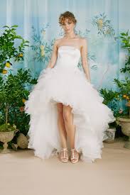 Le nuove collezioni del panorama bridal per la sposa del 2021 propongono un ampio ventaglio di modelli adattabili facilmente ad ogni tipo di personalità, oggi però ci soffermeremo su uno stile fresco e libero da dettami eccessivamente formali. Abiti Da Sposa 2021 I Modelli Corti Per La Primavera Estate Vogue Italia